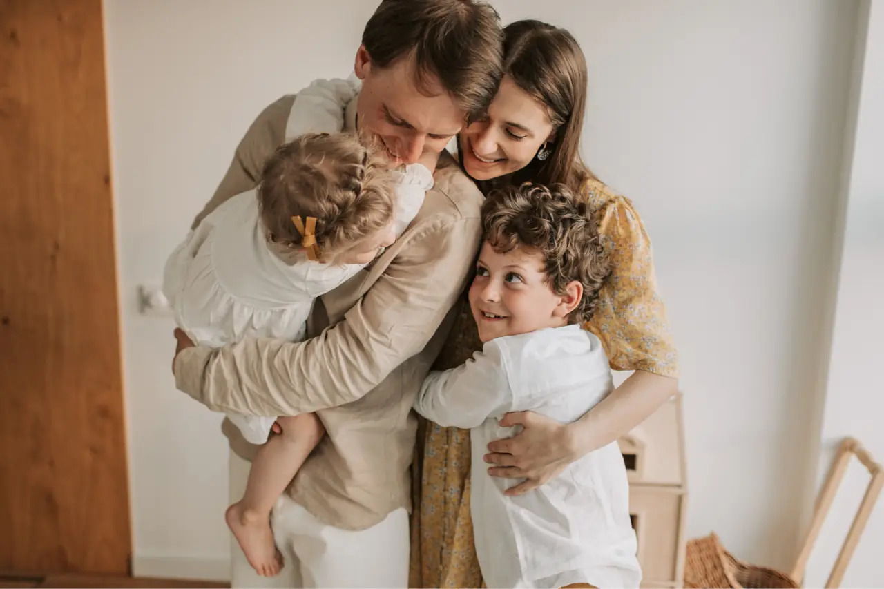 Eine Familie umarmt sich herzlich